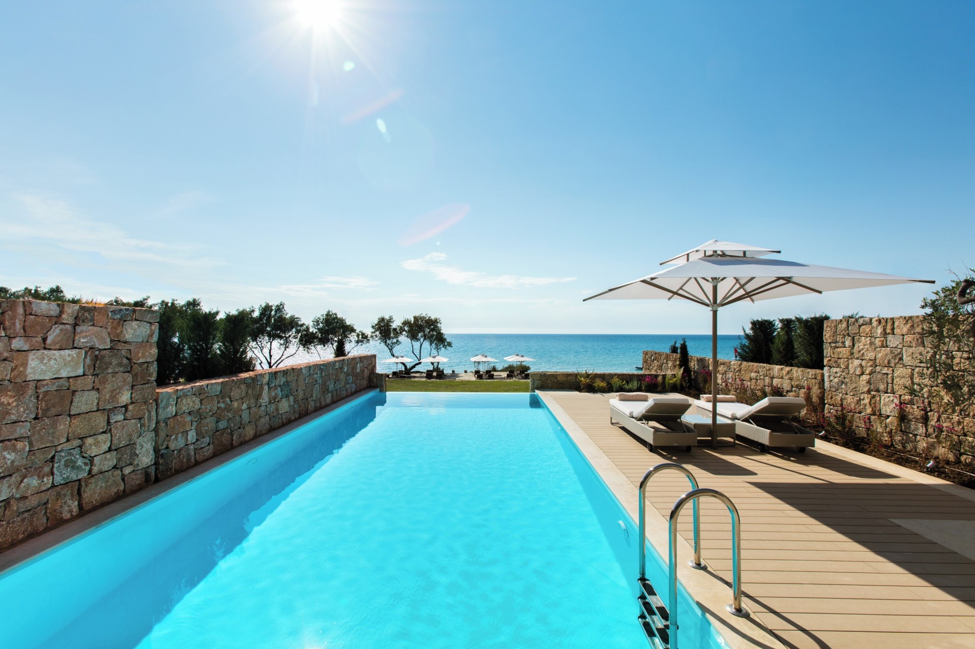 Poolbereich von der Two Bedroom Bungalow Suite mit Pool
